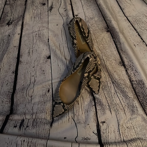 Steve Madden size 10, faux snakeskin pumps. 3” heel. Black/tan. - Picture 3 of 4